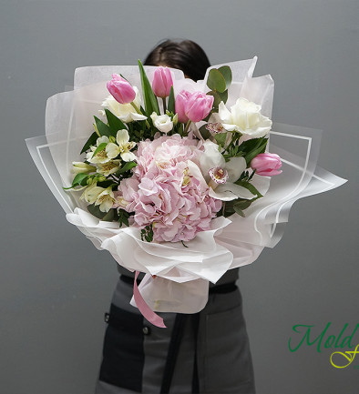 Букет с розовой гортензией и тюльпанами Фото 394x433